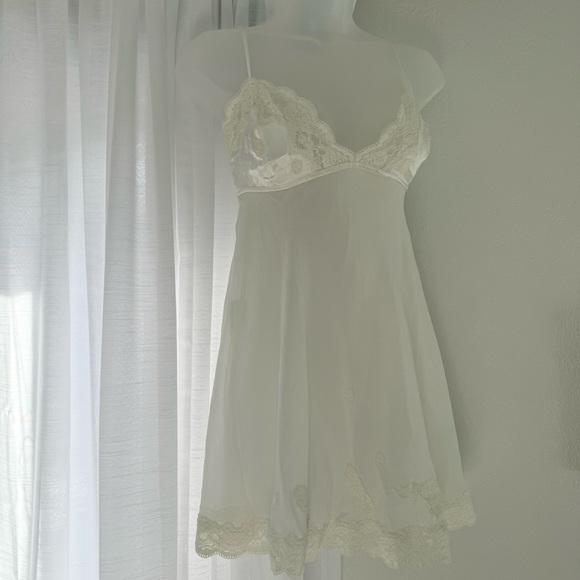 Vintage Victoria's Secret Ivory Chemise with Floral Lace Detailing lingerie - Picture 2 of 10